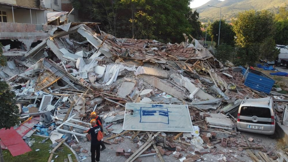6,1’lik Balıkesir depreminde yıkım ve acı! Gün aydınlandı, hasar ortaya çıktı! Enkaz havadan böyle görüntülendi - Sayfa 4
