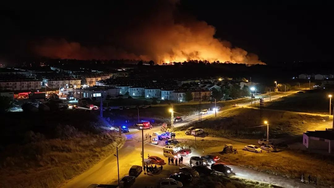 Edirne'de yangın kabusu! Alevler devasa boyutlara ulaştı...  Evler, ahırlar kül oldu! Ekipler zamanla yarışıyor! - Sayfa 3