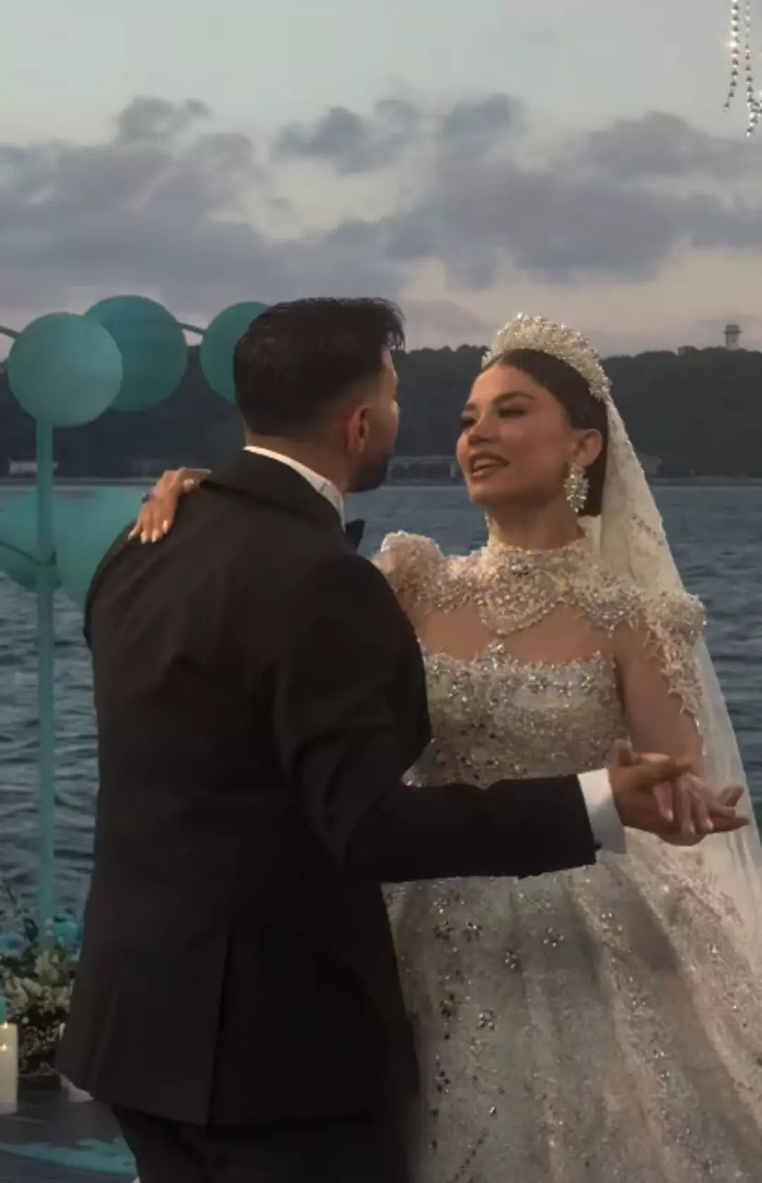 Burak Bulut ve Eda Sakız evlendi: Geline cam kutuda servet değerinde altın takıldı! Sosyal medyayı sallayan düğünden kareler... - Sayfa 5