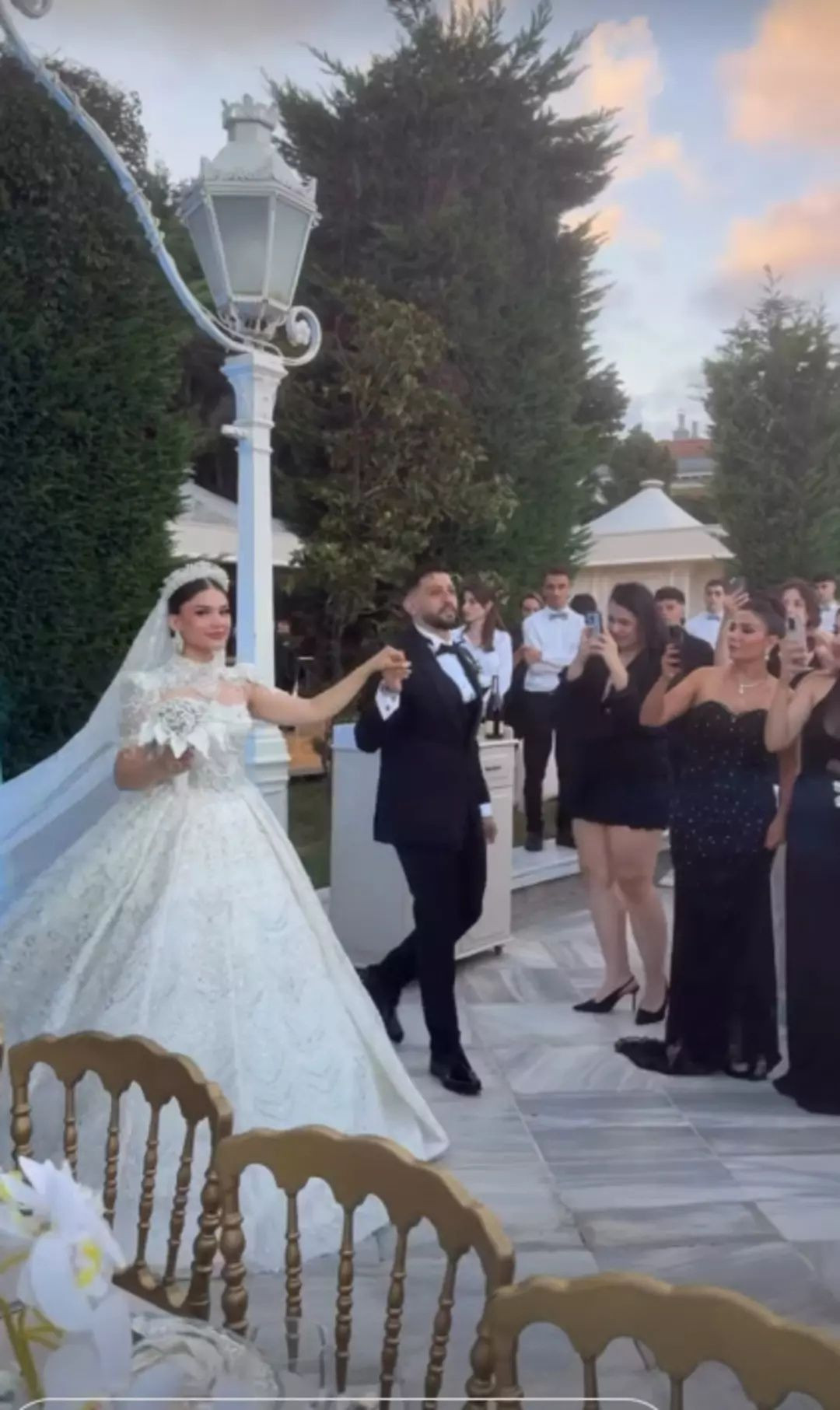 Burak Bulut ve Eda Sakız evlendi: Geline cam kutuda servet değerinde altın takıldı! Sosyal medyayı sallayan düğünden kareler... - Sayfa 8