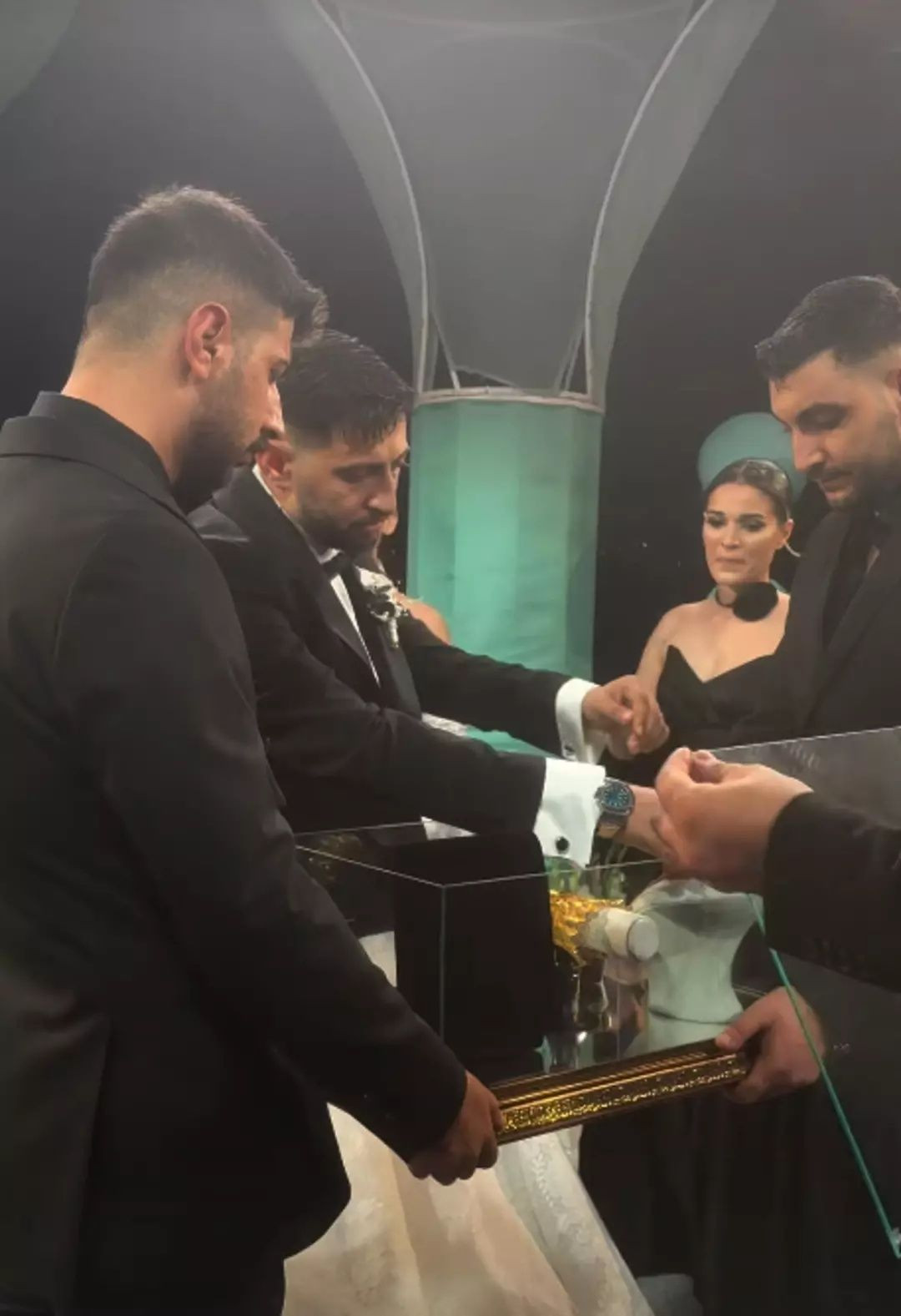 Burak Bulut ve Eda Sakız evlendi: Geline cam kutuda servet değerinde altın takıldı! Sosyal medyayı sallayan düğünden kareler... - Sayfa 6