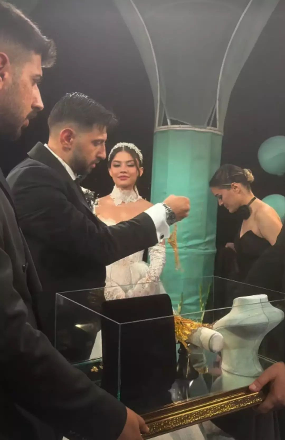 Burak Bulut ve Eda Sakız evlendi: Geline cam kutuda servet değerinde altın takıldı! Sosyal medyayı sallayan düğünden kareler... - Sayfa 7