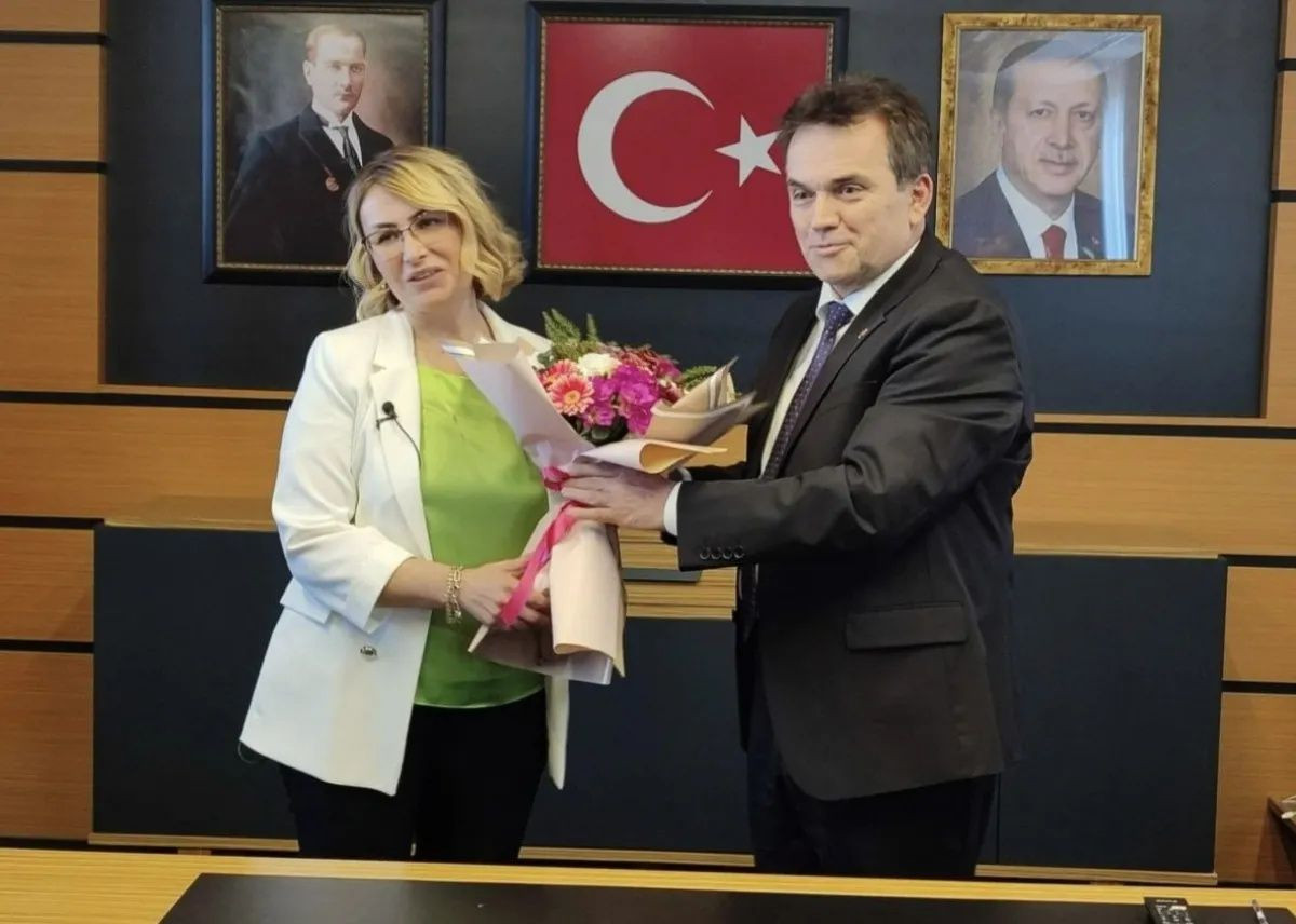 CHP'deyken sadece Atatürk asılıydı... AK Parti’ye geçen Yasemin Fazlaca’dan dikkat çeken hamle: Makamına Erdoğan portresini astı! - Sayfa 2