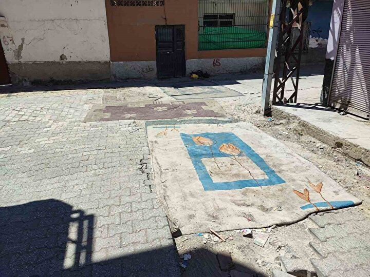 CHP’li Adana Büyükşehir Belediyesi'nde hizmet yok, vatandaşa çile çok! Yolu halıyla örttüler... - Sayfa 1