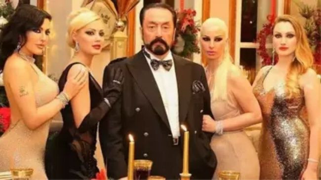 Lüks hayattan plastik sandalyeye... Adnan Oktar'ın baş kediciği Merve Büyükbayrak’ın cezaevi fotoğrafları paylaşıldı - Sayfa 9