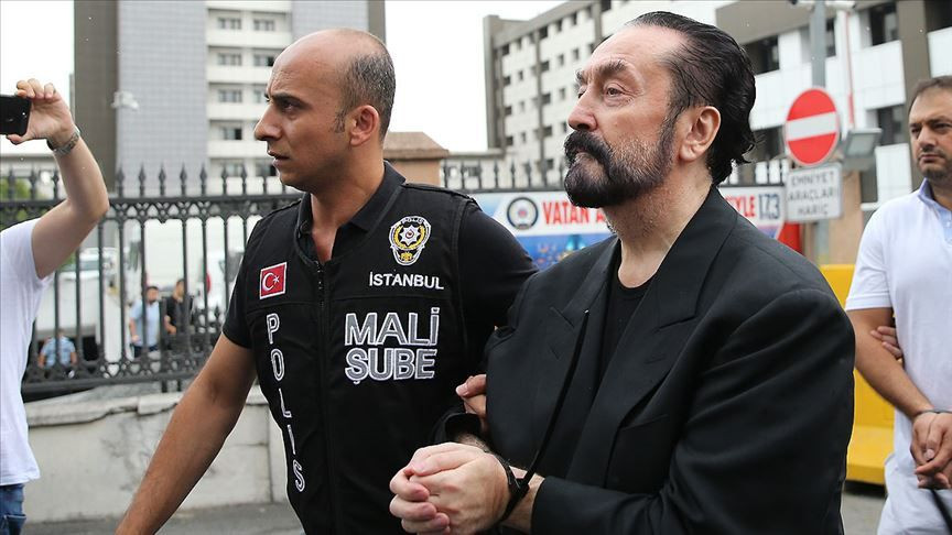 Lüks hayattan plastik sandalyeye... Adnan Oktar'ın baş kediciği Merve Büyükbayrak’ın cezaevi fotoğrafları paylaşıldı - Sayfa 1