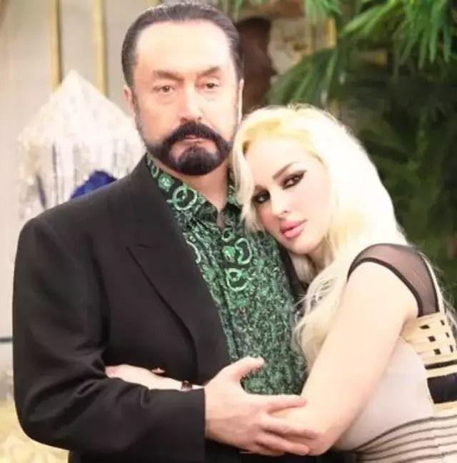 Lüks hayattan plastik sandalyeye... Adnan Oktar'ın baş kediciği Merve Büyükbayrak’ın cezaevi fotoğrafları paylaşıldı - Sayfa 6