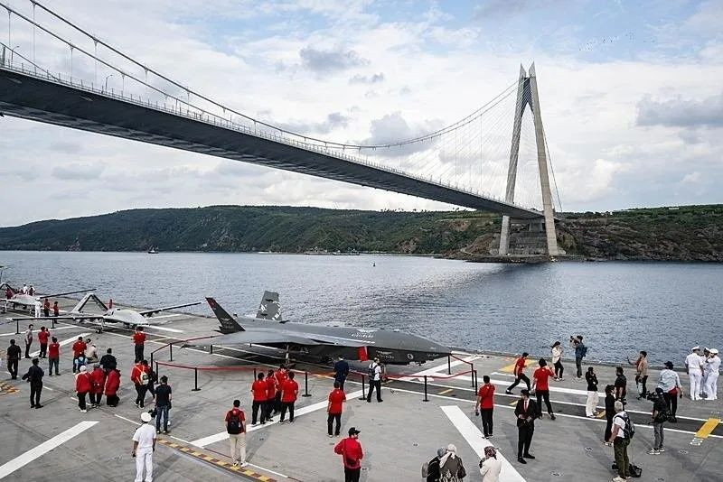 Mavi Vatan'da tarihi an! Atatürk’ün mirası yeniden denizlerde... Savarona ve TCG Anadolu Boğaz'dan yan yana geçiyor! - Sayfa 12