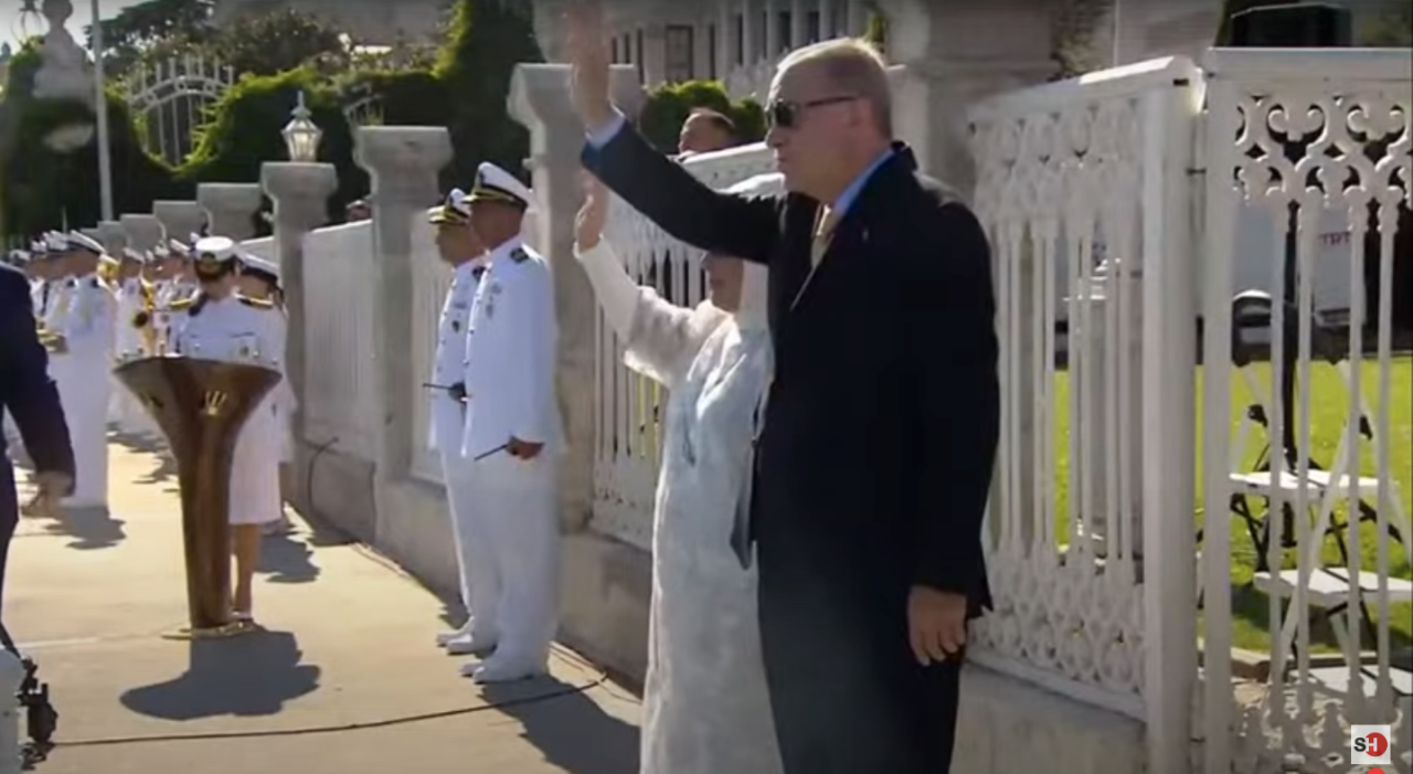 9 gemi tek yürek, Mavi Vatan coşkusu... Cumhurbaşkanı Erdoğan, Boğaz’daki geçit töreninde Savarona ve TCG Anadolu’yu selamladı - Sayfa 5