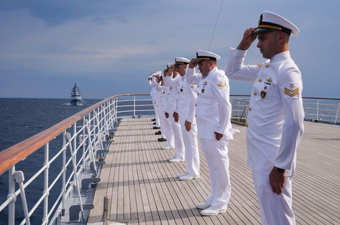 Mavi Vatan'da tarihi an! Atatürk’ün mirası yeniden denizlerde... Savarona ve TCG Anadolu Boğaz'dan yan yana geçiyor! - Sayfa 6