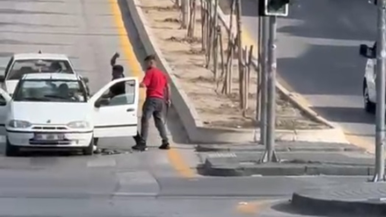 Trafikte maganda dehşeti! Ankara'da sürücünün önünü kesip bıçak ve kılıçla saldırdılar!