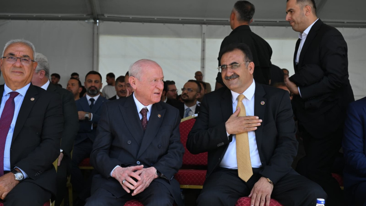 Malazgirt’te dikkat çeken kare! Siyasi kulislerde gündem: Bahçeli’nin yanındaki isim bakın kim!