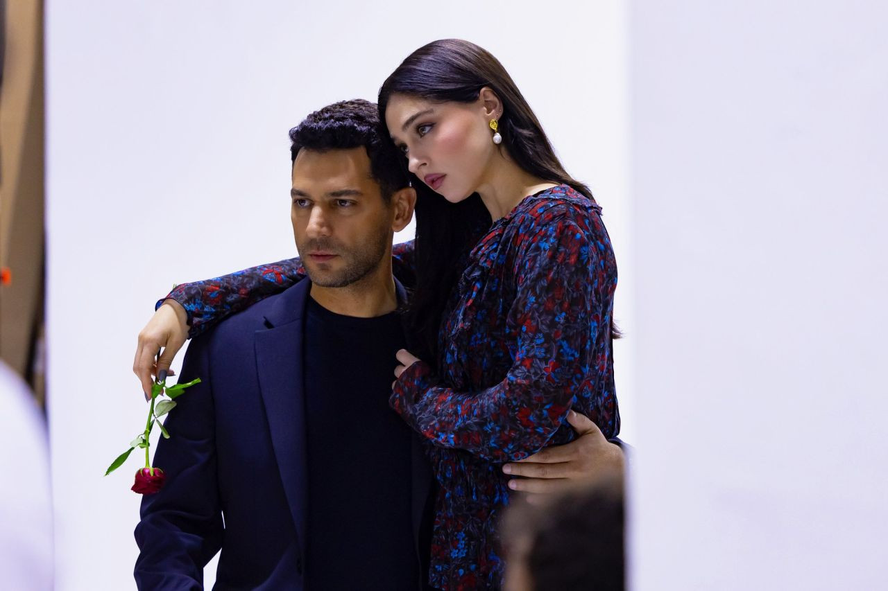 Cemre Baysel'in yeni imajı olay yarattı: Güller ve Günahlar dizisi için saçlarını simsiyah yaptı! - Sayfa 3