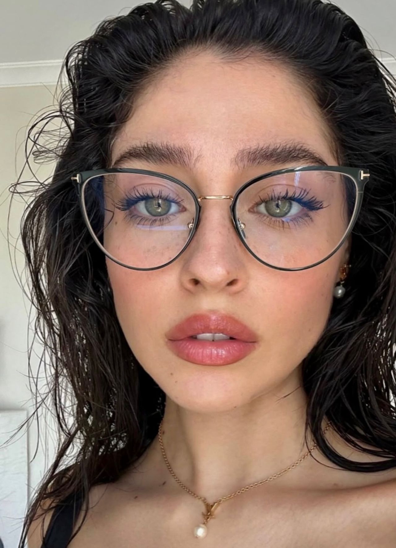 Cemre Baysel'in yeni imajı olay yarattı: Güller ve Günahlar dizisi için saçlarını simsiyah yaptı! - Sayfa 6