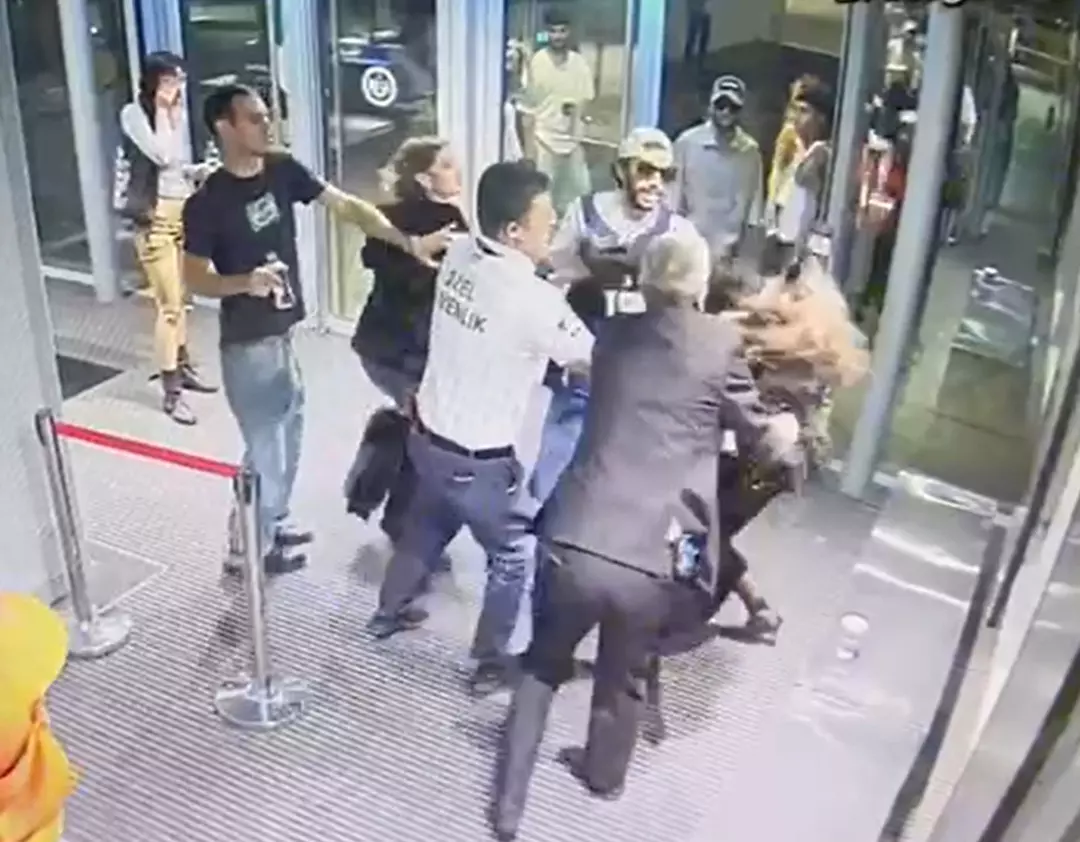 Lansman etkinliğinde gergin anlar: Su Özcan ile Lil Zey birbirine girdi! Yumrukların havada uçuştuğu kavgaya Mecnun Giasar da dahil oldu - Sayfa 2