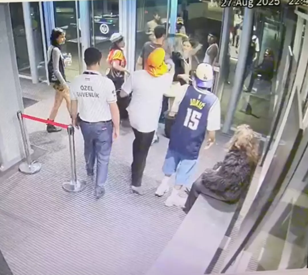 Lansman etkinliğinde gergin anlar: Su Özcan ile Lil Zey birbirine girdi! Yumrukların havada uçuştuğu kavgaya Mecnun Giasar da dahil oldu - Sayfa 3