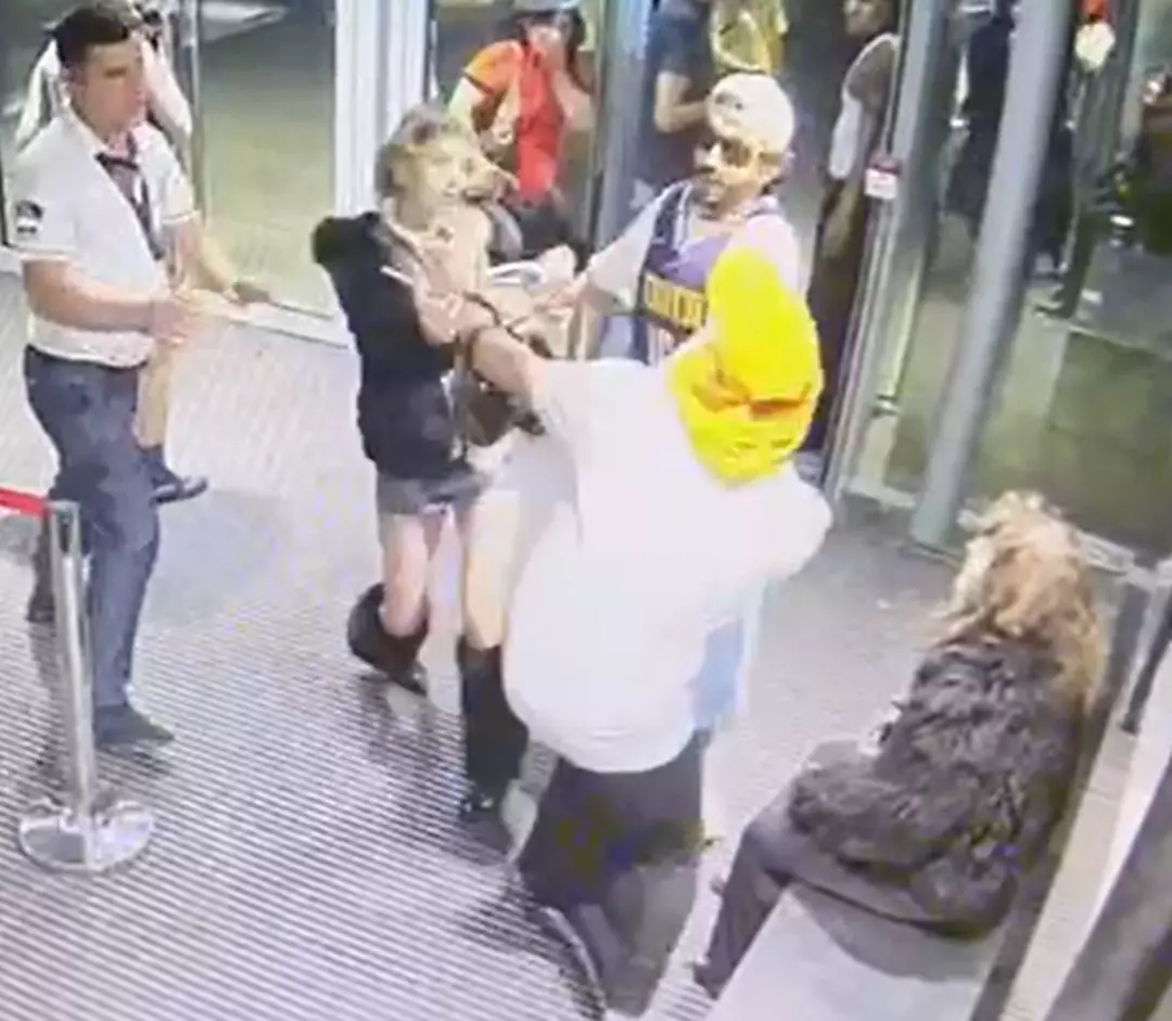 Lansman etkinliğinde gergin anlar: Su Özcan ile Lil Zey birbirine girdi! Yumrukların havada uçuştuğu kavgaya Mecnun Giasar da dahil oldu - Sayfa 4