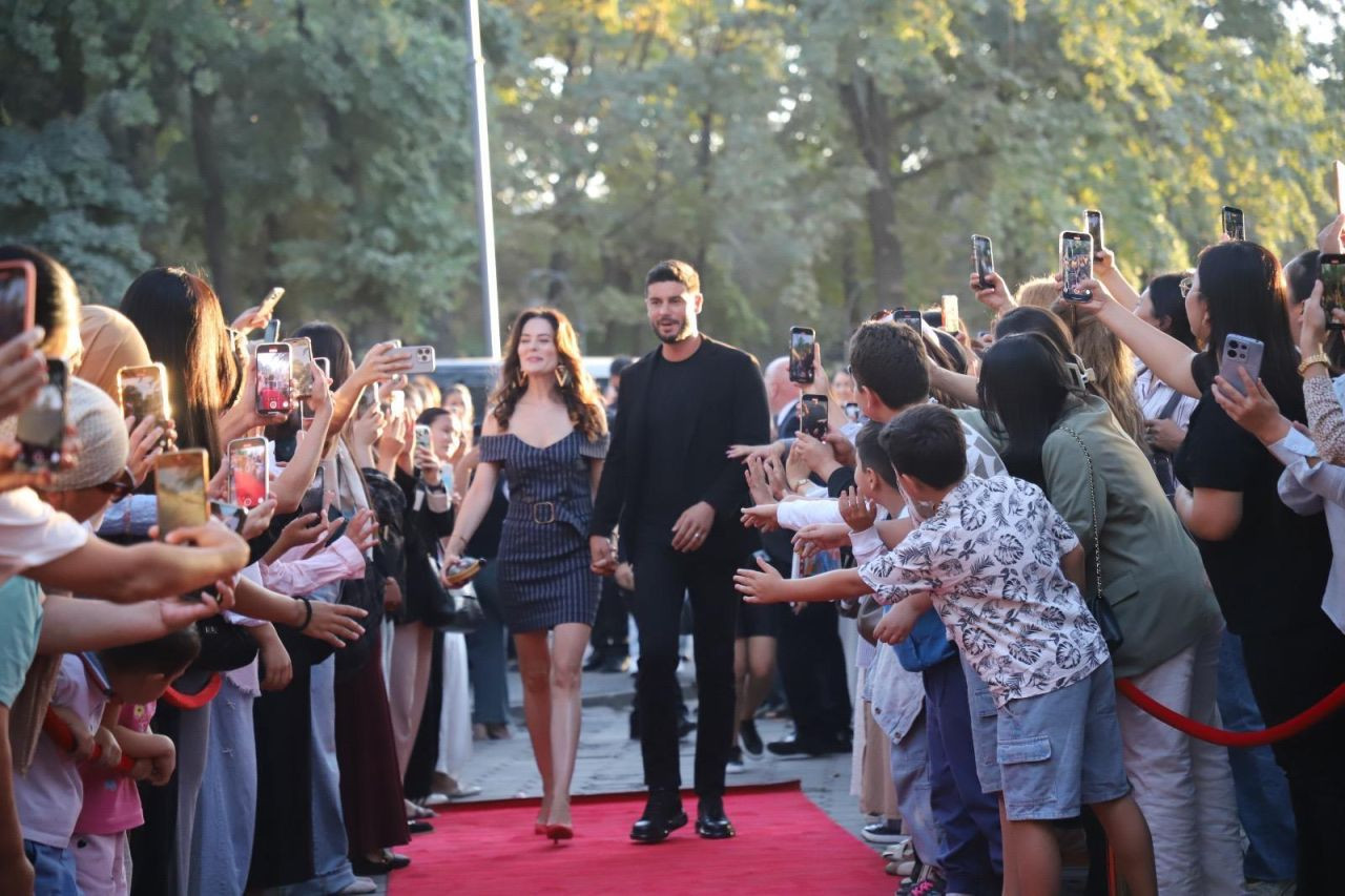 Berk Oktay ve Yıldız Çağrı Atiksoy'dan boşanma iddialarına romantik yanıt! Kırgızistan'da aşk pozu - Sayfa 8