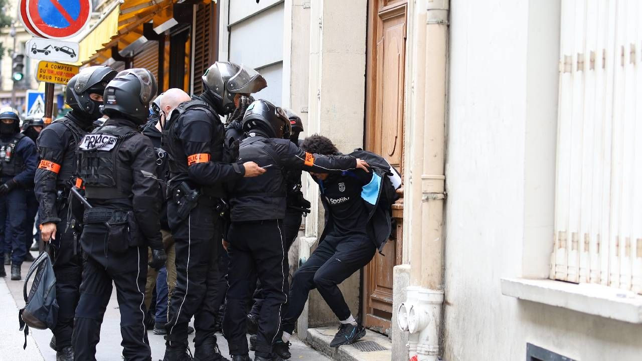 Paris’te olaylar büyüyor! “Her Şeyi Durduralım” eylemlerinde polis müdahalesi: 200 Gözaltı - Sayfa 1