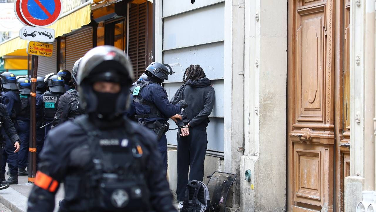 Paris’te olaylar büyüyor! “Her Şeyi Durduralım” eylemlerinde polis müdahalesi: 200 Gözaltı - Sayfa 2