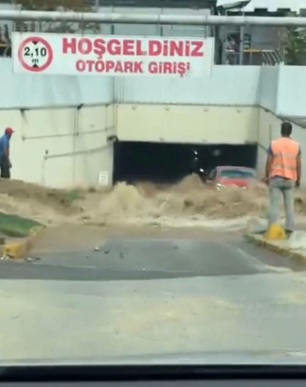 AVM otoparkı göle döndü! Kadıköy’de su borusu patladı - Sayfa 9