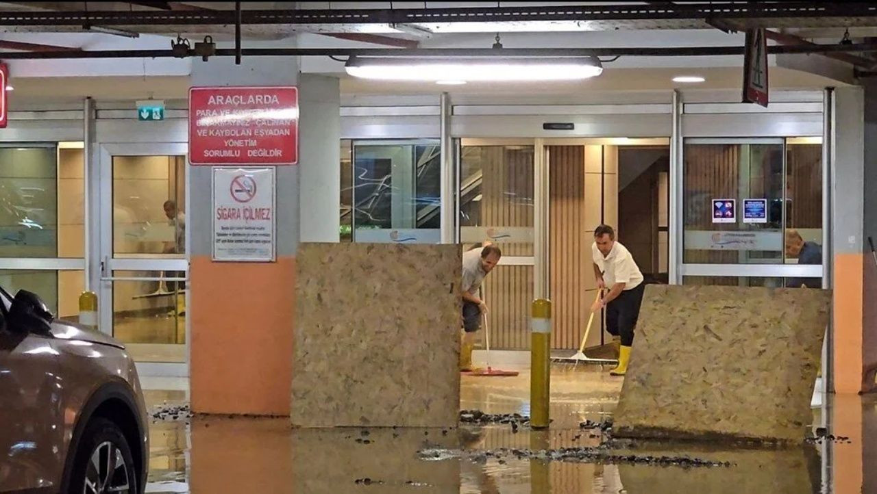 AVM otoparkı göle döndü! Kadıköy’de su borusu patladı - Sayfa 3