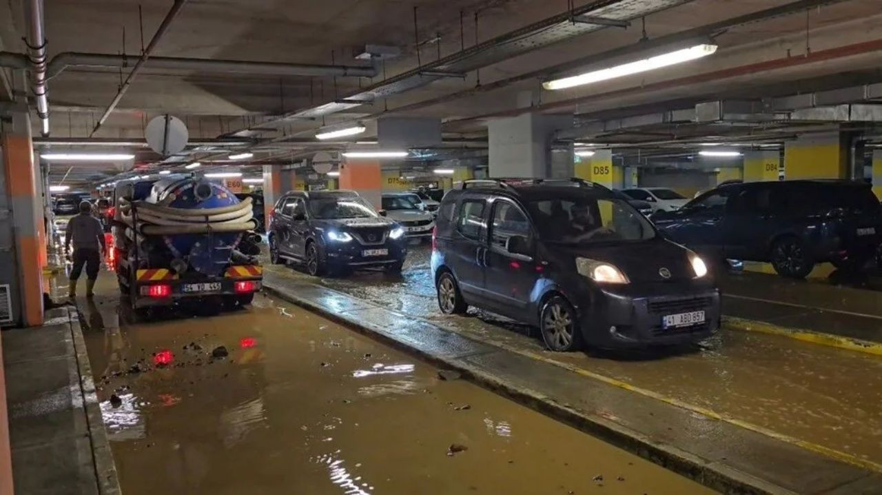 AVM otoparkı göle döndü! Kadıköy’de su borusu patladı - Sayfa 4