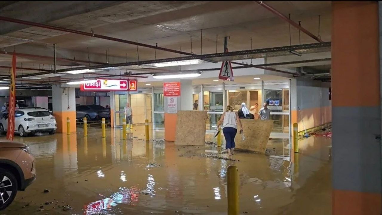AVM otoparkı göle döndü! Kadıköy’de su borusu patladı - Sayfa 6