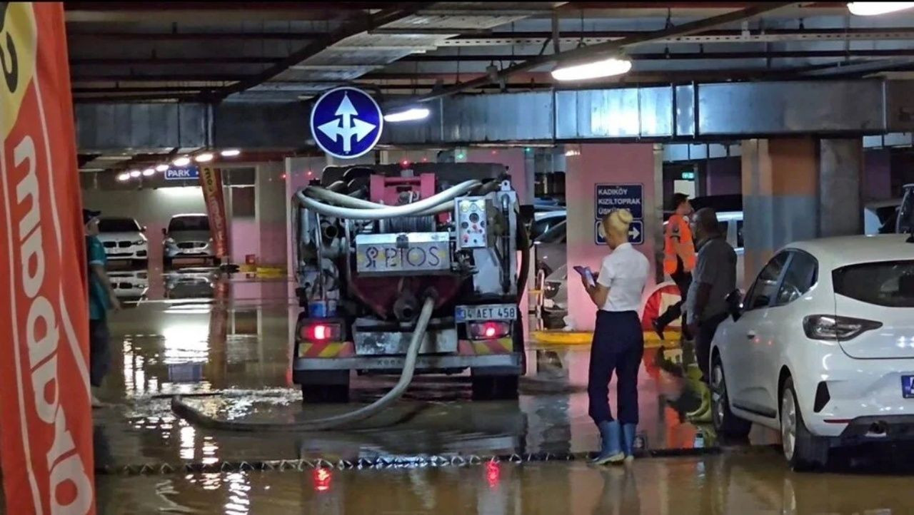 AVM otoparkı göle döndü! Kadıköy’de su borusu patladı - Sayfa 8