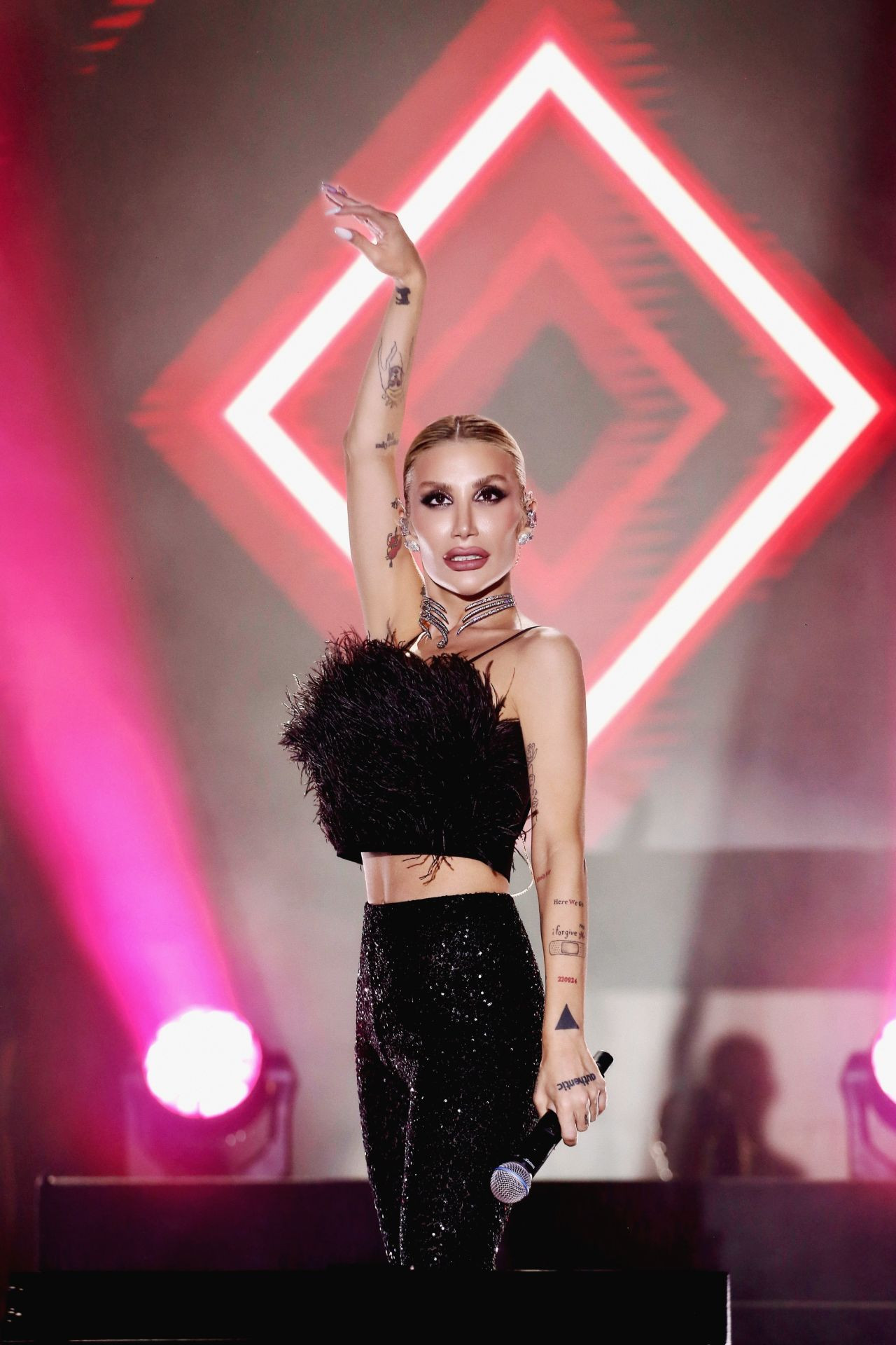 İrem Derici kafasındaki 40 dikişle sahneye çıktı - Sayfa 3