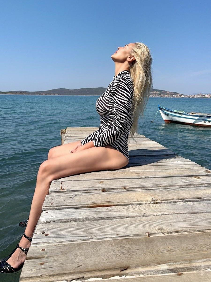 Hülya Avşar'ın kardeşi Helin Avşar, filtresiz pozunu paylaştı! 'Tanıyamadım' yorumuna sinirlendi - Sayfa 4