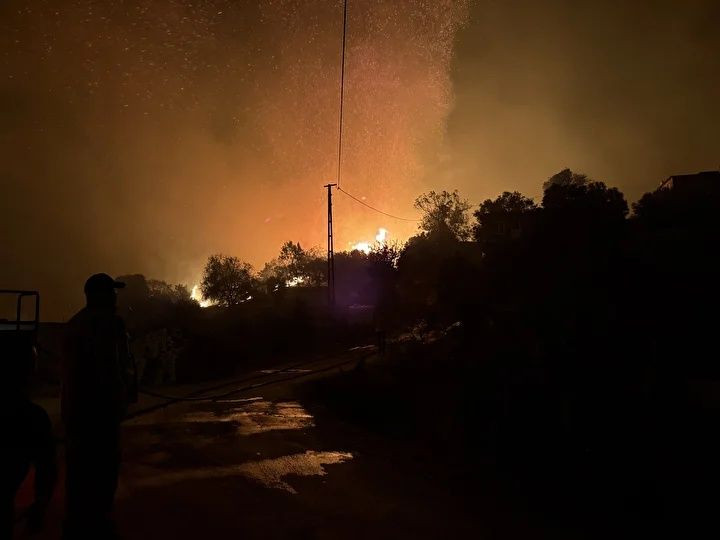 Alevler ev ve seralara sıçradı! Mahalleler boşaltıldı... Antalya, Aydın ve Muğla’da orman yangınları! Alevlere karşı canhıraş mücadele... - Sayfa 9