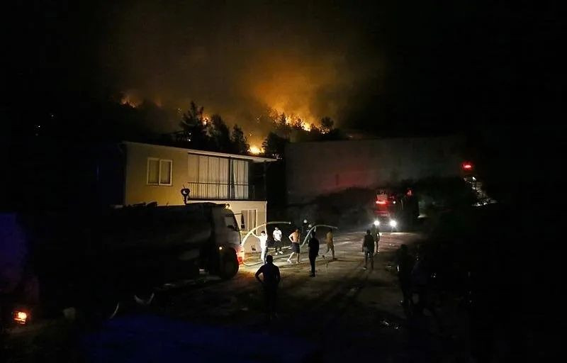 Alevler ev ve seralara sıçradı! Mahalleler boşaltıldı... Antalya, Aydın ve Muğla’da orman yangınları! Alevlere karşı canhıraş mücadele... - Sayfa 4