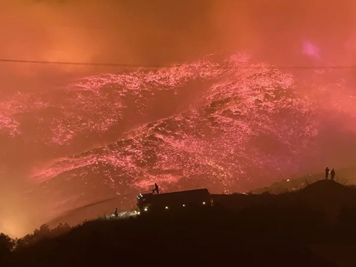 Alevler ev ve seralara sıçradı! Mahalleler boşaltıldı... Antalya, Aydın ve Muğla’da orman yangınları! Alevlere karşı canhıraş mücadele... - Sayfa 12