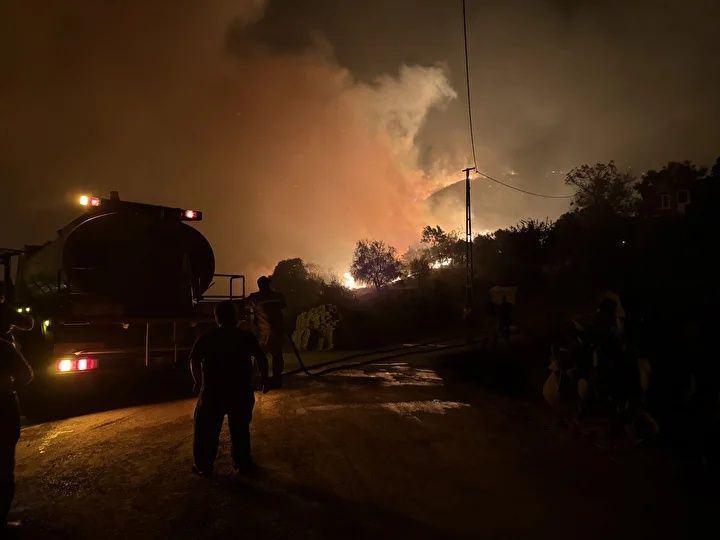 Alevler ev ve seralara sıçradı! Mahalleler boşaltıldı... Antalya, Aydın ve Muğla’da orman yangınları! Alevlere karşı canhıraş mücadele... - Sayfa 8