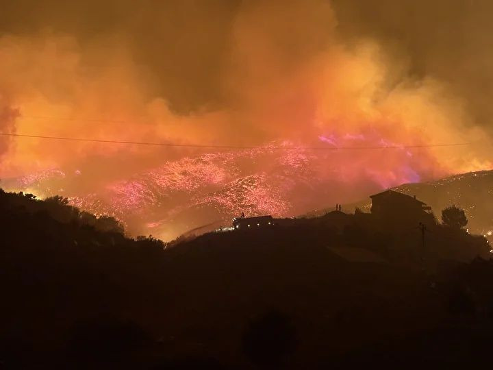 Alevler ev ve seralara sıçradı! Mahalleler boşaltıldı... Antalya, Aydın ve Muğla’da orman yangınları! Alevlere karşı canhıraş mücadele... - Sayfa 10