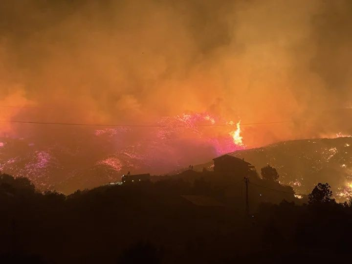 Alevler ev ve seralara sıçradı! Mahalleler boşaltıldı... Antalya, Aydın ve Muğla’da orman yangınları! Alevlere karşı canhıraş mücadele... - Sayfa 6