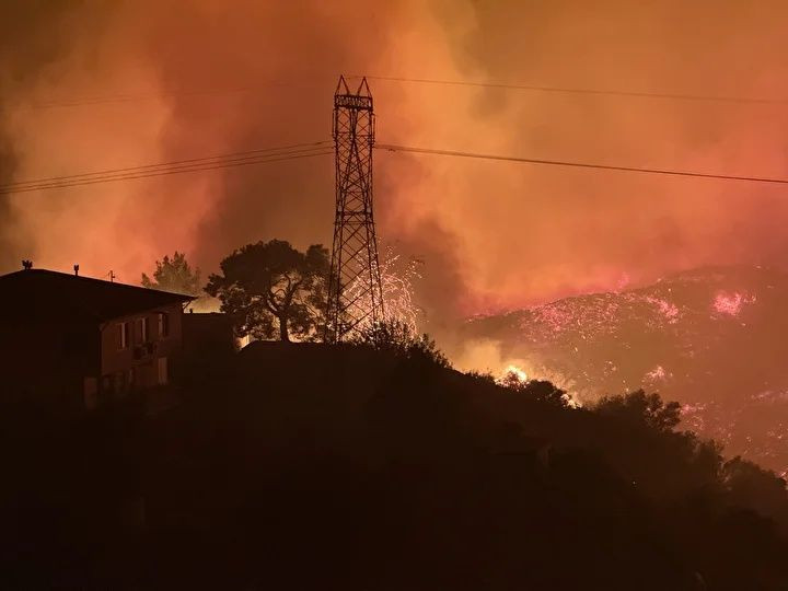 Alevler ev ve seralara sıçradı! Mahalleler boşaltıldı... Antalya, Aydın ve Muğla’da orman yangınları! Alevlere karşı canhıraş mücadele... - Sayfa 7