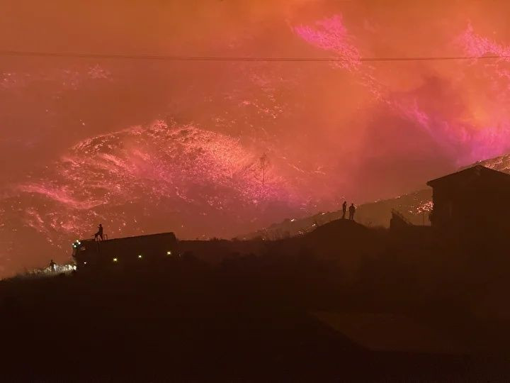 Alevler ev ve seralara sıçradı! Mahalleler boşaltıldı... Antalya, Aydın ve Muğla’da orman yangınları! Alevlere karşı canhıraş mücadele... - Sayfa 13