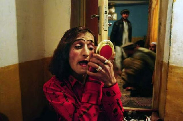 Afganistan’da çocuk istismarının utanç verici yüzü: Küçük çocuklar kadın kıyafetleri giydirilerek eğlencelerde dans ettiriliyor! - Sayfa 2