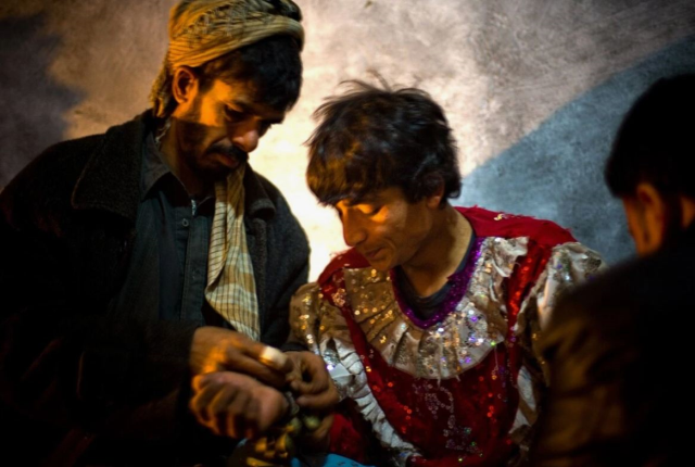 Afganistan’da çocuk istismarının utanç verici yüzü: Küçük çocuklar kadın kıyafetleri giydirilerek eğlencelerde dans ettiriliyor! - Sayfa 7