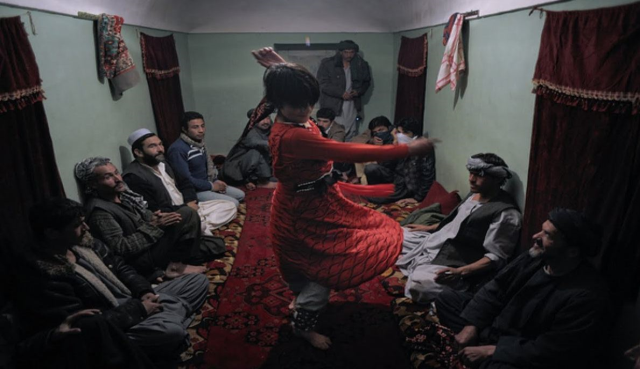 Afganistan’da çocuk istismarının utanç verici yüzü: Küçük çocuklar kadın kıyafetleri giydirilerek eğlencelerde dans ettiriliyor! - Sayfa 5