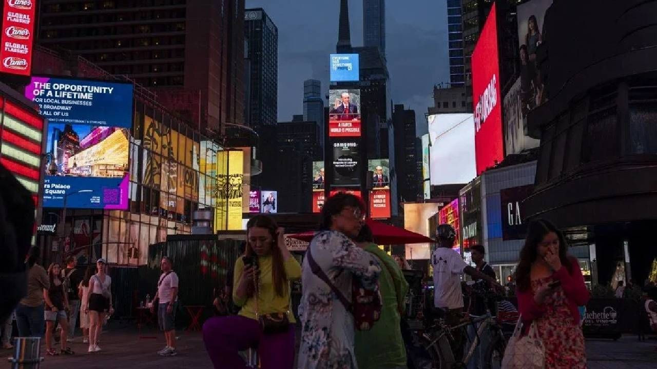 Filistin tepkisi gündemdeydi! “Daha adil bir dünya mümkün” sözleri Times Meydanı’nda - Sayfa 2