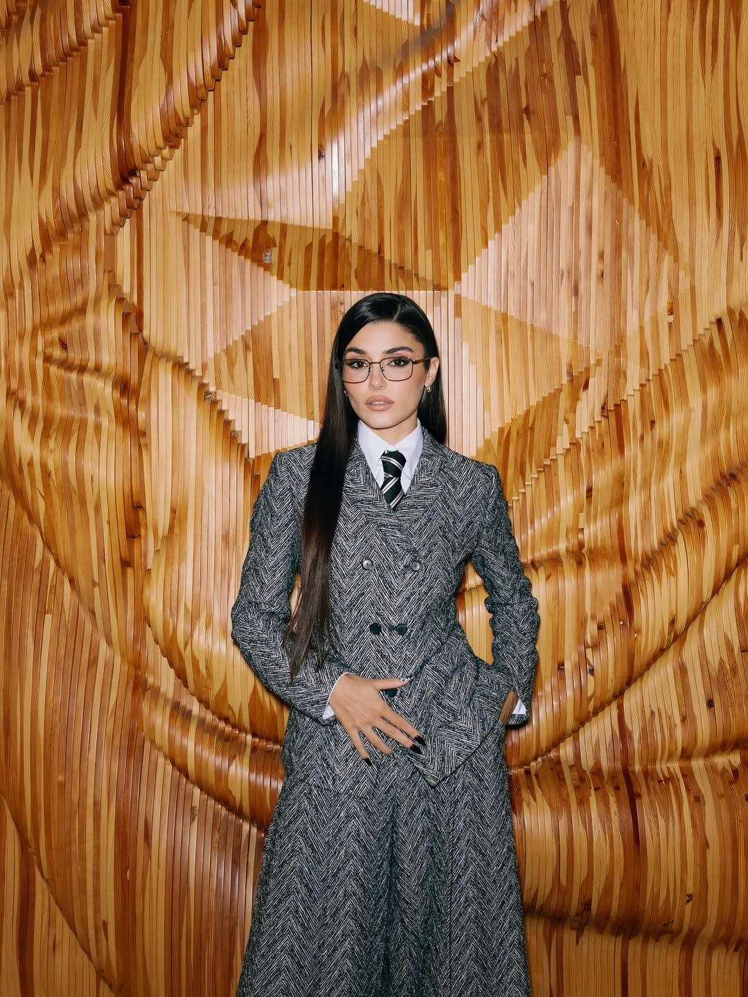 Hande Erçel, maskülen tarzıyla Milano Moda Haftası’na damga vurdu! - Sayfa 1