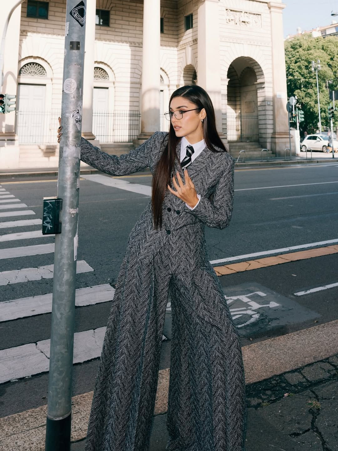 Hande Erçel, maskülen tarzıyla Milano Moda Haftası’na damga vurdu! - Sayfa 2