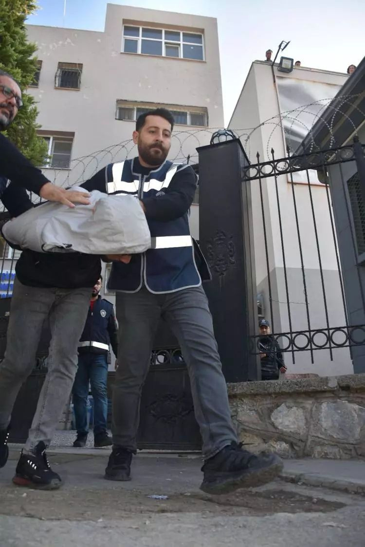 Görüntüler infial yarattı... Çocuklarının boğazına bıçak dayamıştı: Şiyar Alpaslan ağır ceza mahkemesinde yargılanacak! - Sayfa 6