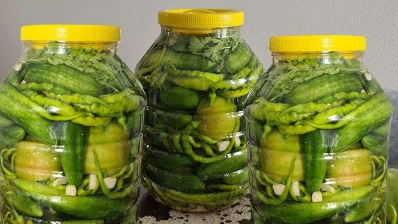 41 yıllık turşucu doğru oranı açıkladı... Yumuşamayan ve asla erimeyen sert turşu için 3-4 adet ekleyin - Sayfa 25