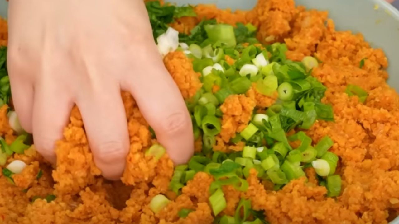 Hatay usulü mercimek köftesinin püf noktası; 1 çay kaşığı ekleyince tam kıvamında ve ölçülü oluyor. - Sayfa 1