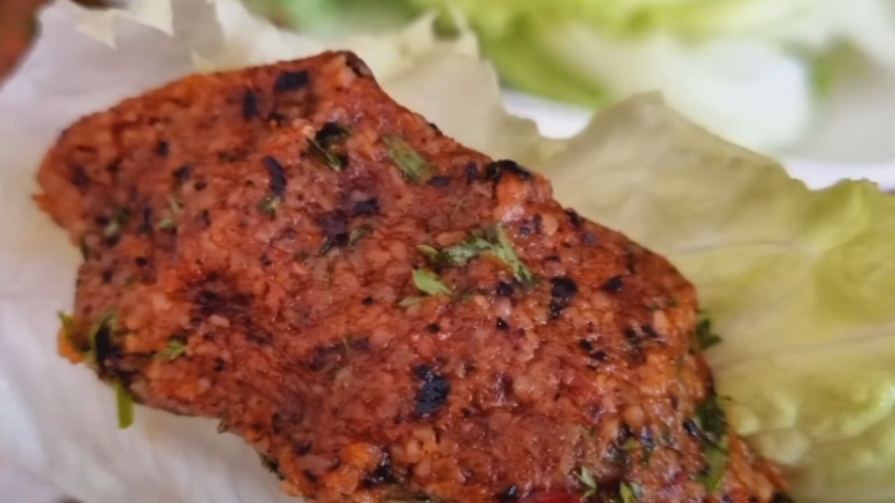 Hatay usulü mercimek köftesinin püf noktası; 1 çay kaşığı ekleyince tam kıvamında ve ölçülü oluyor. - Sayfa 8