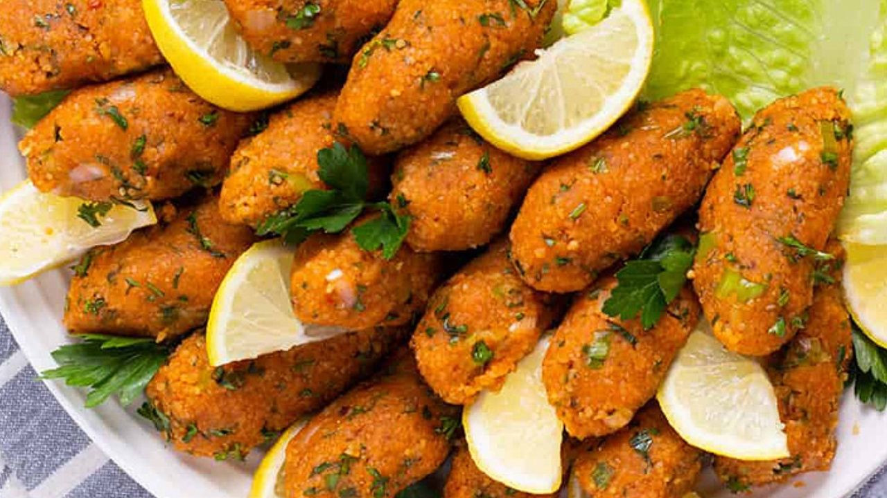 Hatay usulü mercimek köftesinin püf noktası; 1 çay kaşığı ekleyince tam kıvamında ve ölçülü oluyor. - Sayfa 7